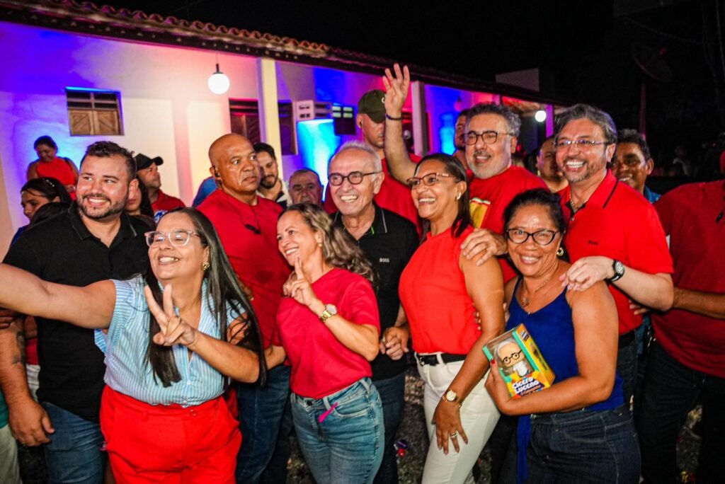 Cícero é recebido por multidão em Mogeiro em ato de adesão do prefeito Antônio Ferreira 15 cicero e recebido por multidao em mogeiro em ato de adesao do prefeito antonio ferreira