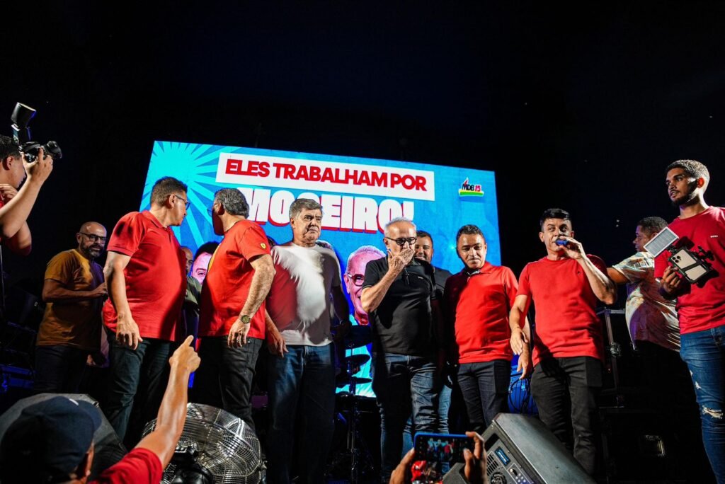 Cícero é recebido por multidão em Mogeiro em ato de adesão do prefeito Antônio Ferreira 14 cicero e recebido por multidao em mogeiro em ato de adesao do prefeito antonio ferreira 3