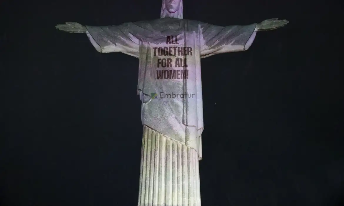Cristo Redentor é iluminado com mensagens de campanha contra violência