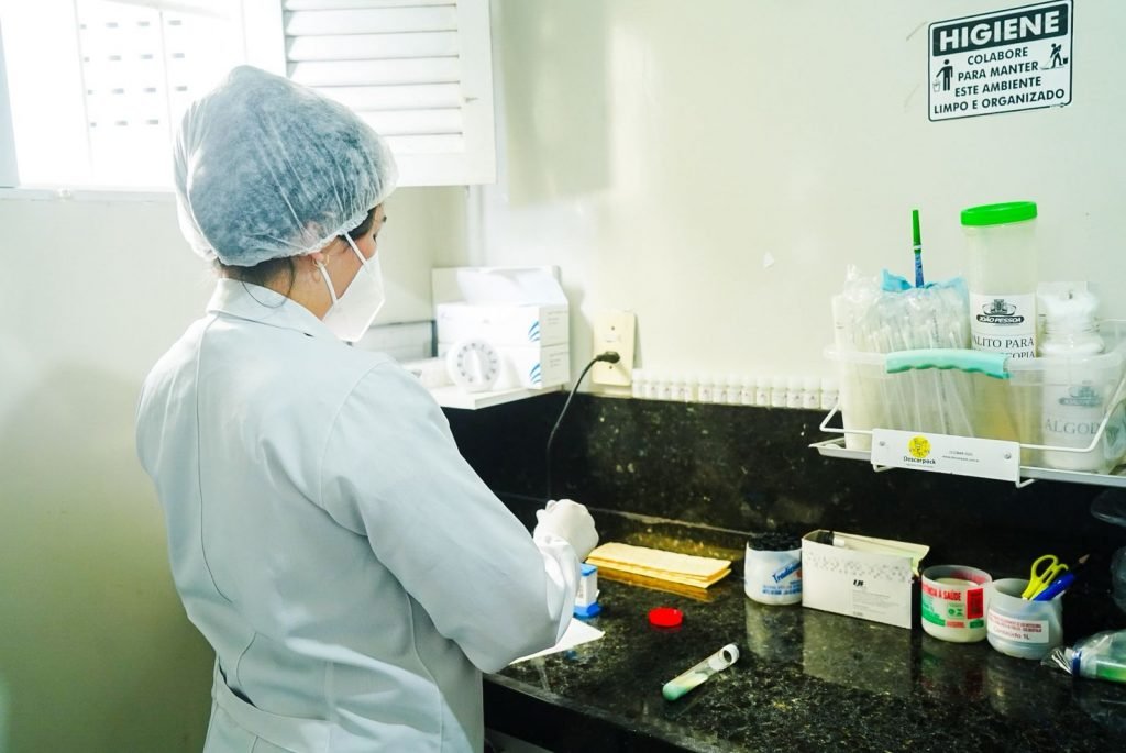Exames de tuberculose são processados em laboratório próprio da Rede Municipal de Saúde