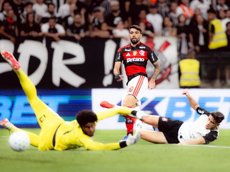 Flamengo empata com o Corinthians fora de casa após atuar todo o segundo tempo com um a menos