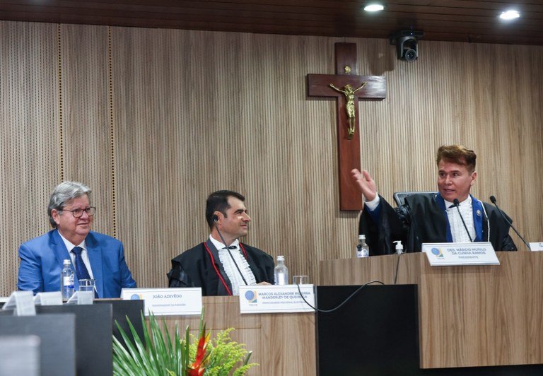 Governador destaca papel da corte eleitoral para preservar a integridade e a justiça nas eleições durante posse da mesa diretora do TRE-PB