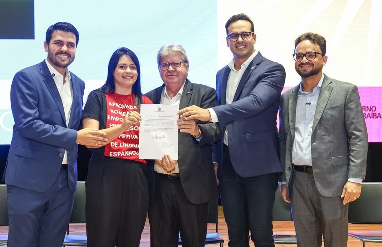João Azevêdo empossa mil novos professores da Rede Estadual e destaca avanços na Educação da Paraíba