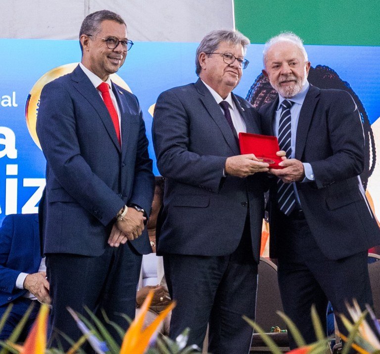 João Azevêdo recebe em Brasília Selo Ouro de Alfabetização e reafirma compromisso com Educação