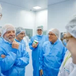 Lula visita fábrica que fornece 19 milhões de produtos ao SUS