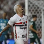 São Paulo vence Chapecoense e assume liderança isolada do Brasileiro