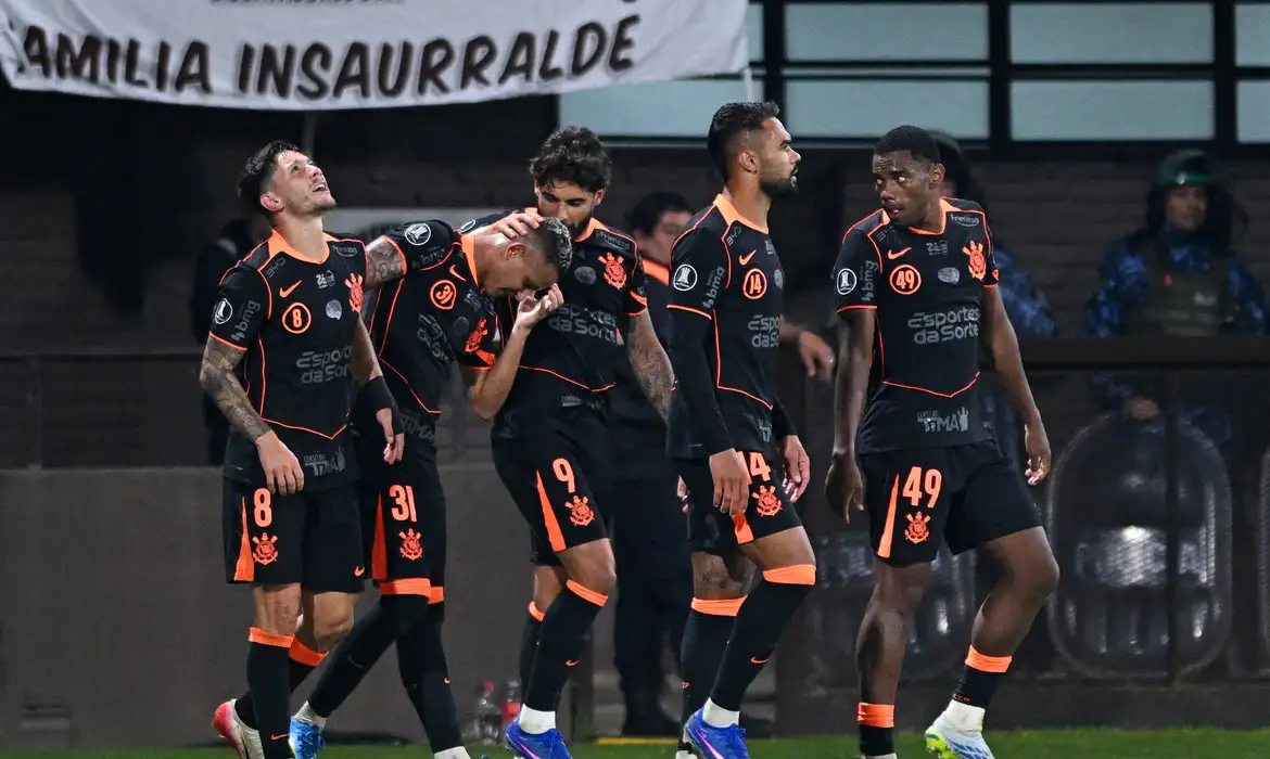 Corinthians derrota Platense na Libertadores na estreia de Diniz