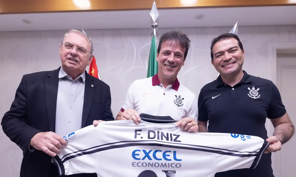 fernando diniz e anunciado como novo tecnico do corinthians