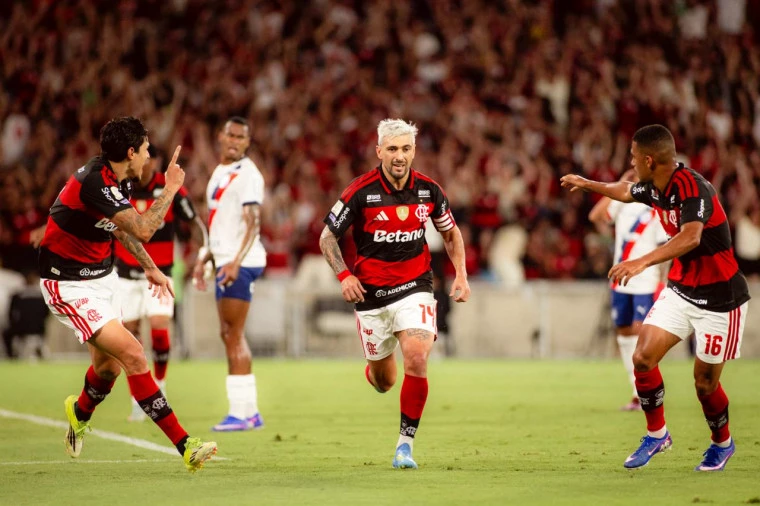 Flamengo vence o Bahia no Maracanã e embala no Brasileirão com terceira vitória seguida