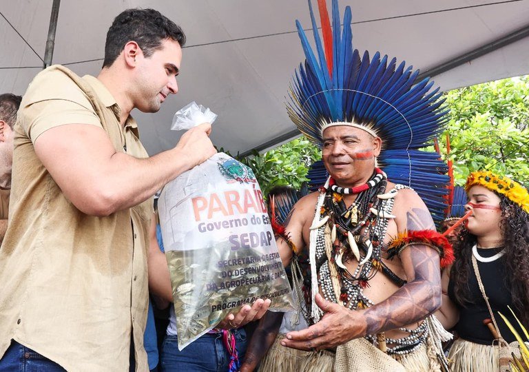 Governador Lucas Ribeiro participa de celebração do Dia dos Povos Indígenas e realiza entregas em Baía da Traição