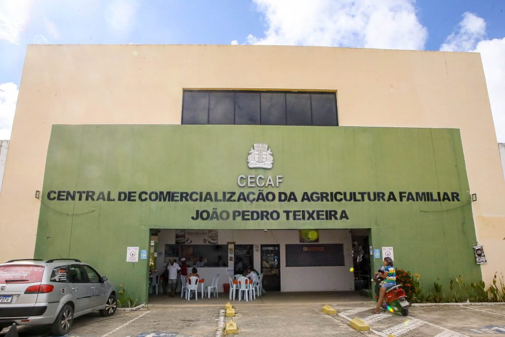 Prefeitura de João Pessoa entrega crachás para ambulantes da Orla e lança sistema Cemitech