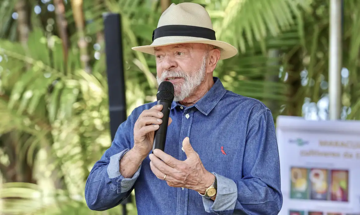 Lula vai a SP para tirar excesso de pele na cabeça e tratar tendinite