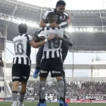 Botafogo vence Corinthians pelo Brasileirão com três de Arthur Cabral