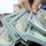 Dólar sobe para R$ 5,06; bolsa cai com IPCA-15 e recuo do petróleo