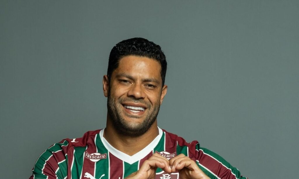 fluminense anuncia a contratacao do atacante hulk