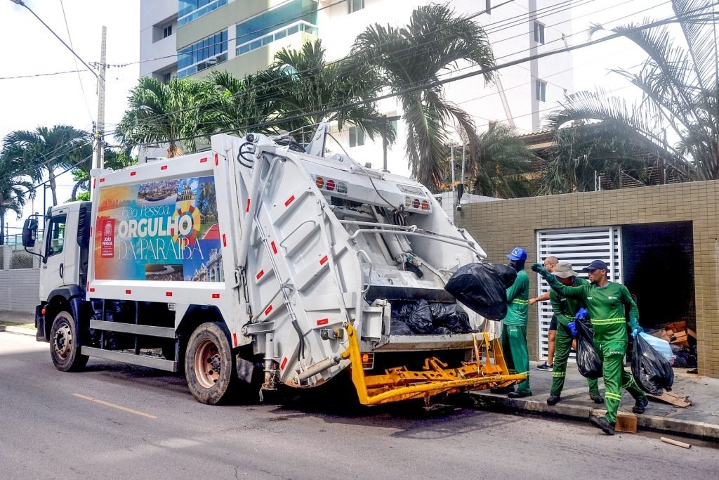 Gestão do prefeito Leo Bezerra garante continuidade da limpeza urbana em João Pessoa durante mobilização nacional