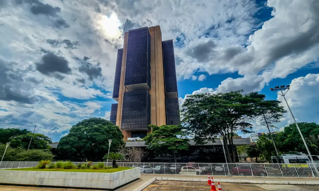 juros pressionam a divida mais que gastos publicos dizem economistas