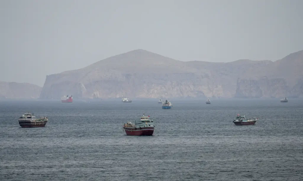misseis atingem navio de guerra dos eua que tentava entrar em ormuz