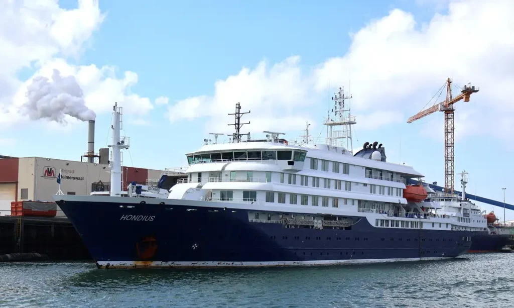navio de cruzeiro atingido por hantavirus retira passageiros doentes