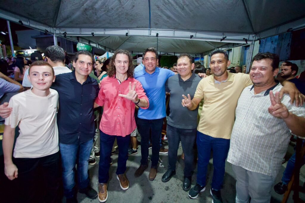 no 3o festival do leite e do mel de sao jose da lagoa tapada veneziano e recebido pelo prefeito neto de coraci e outros prefeitos da regiao 1