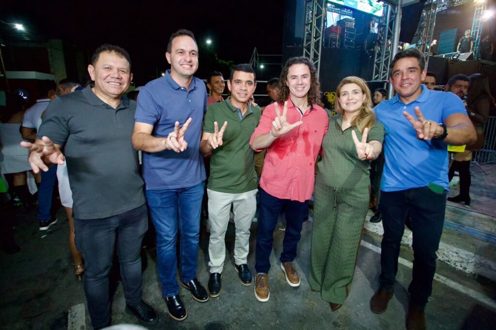 no 3o festival do leite e do mel de sao jose da lagoa tapada veneziano e recebido pelo prefeito neto de coraci e outros prefeitos da regiao 2