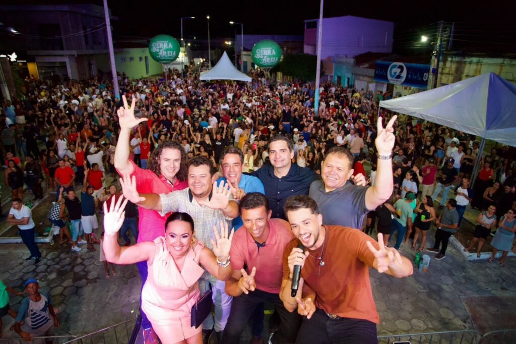 no 3o festival do leite e do mel de sao jose da lagoa tapada veneziano e recebido pelo prefeito neto de coraci e outros prefeitos da regiao 3