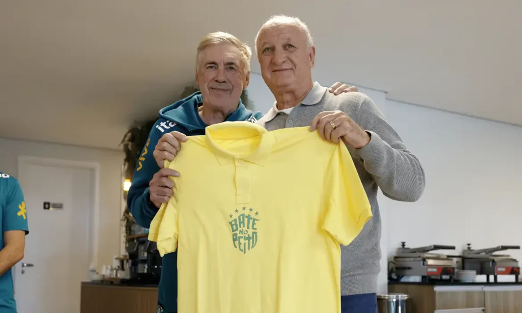 pentacampeao com a selecao felipao e homenageado na granja comary