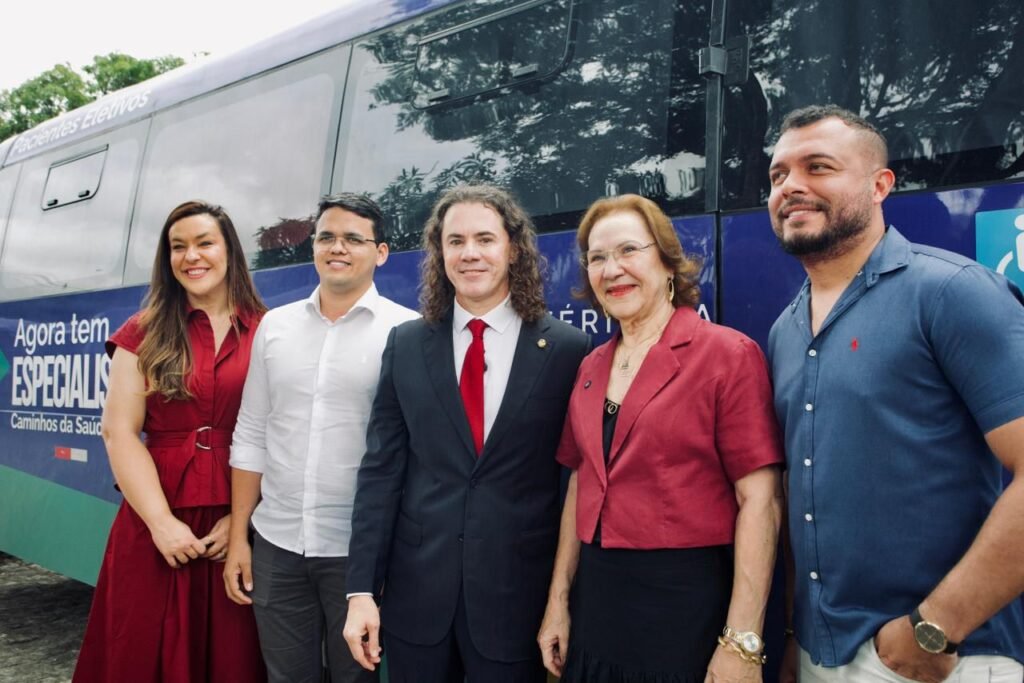 prefeitos agradecem articulacao de veneziano durante entrega de 118 veiculos para assistencia a saude na paraiba 2