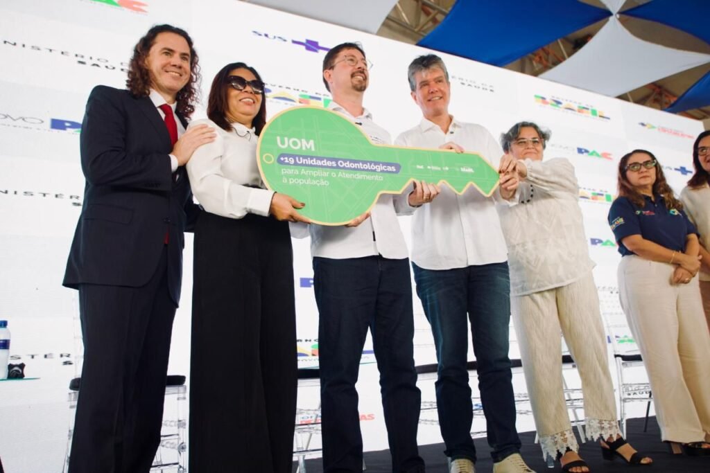 prefeitos agradecem articulacao de veneziano durante entrega de 118 veiculos para assistencia a saude na paraiba 4