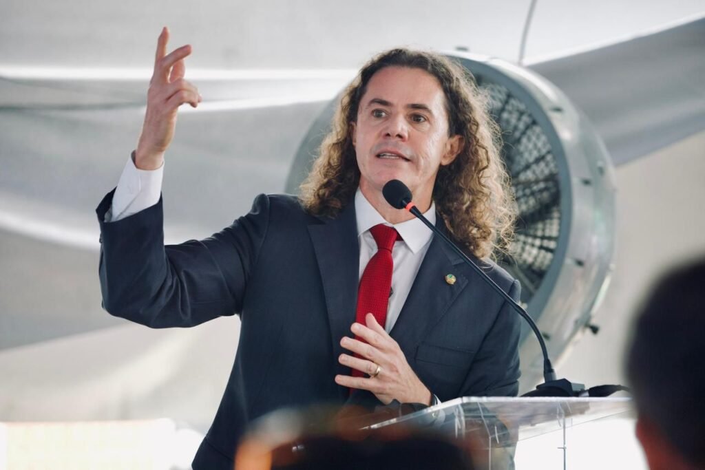 prefeitos agradecem articulacao de veneziano durante entrega de 118 veiculos para assistencia a saude na paraiba 5