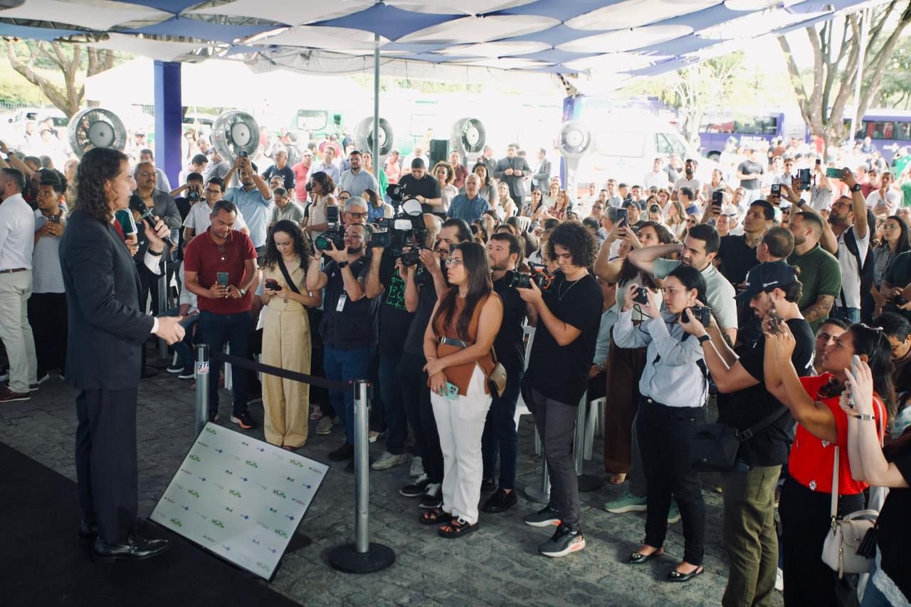 Prefeitos agradecem articulação de Veneziano durante entrega de 118 veículos para assistência à saúde na Paraíba