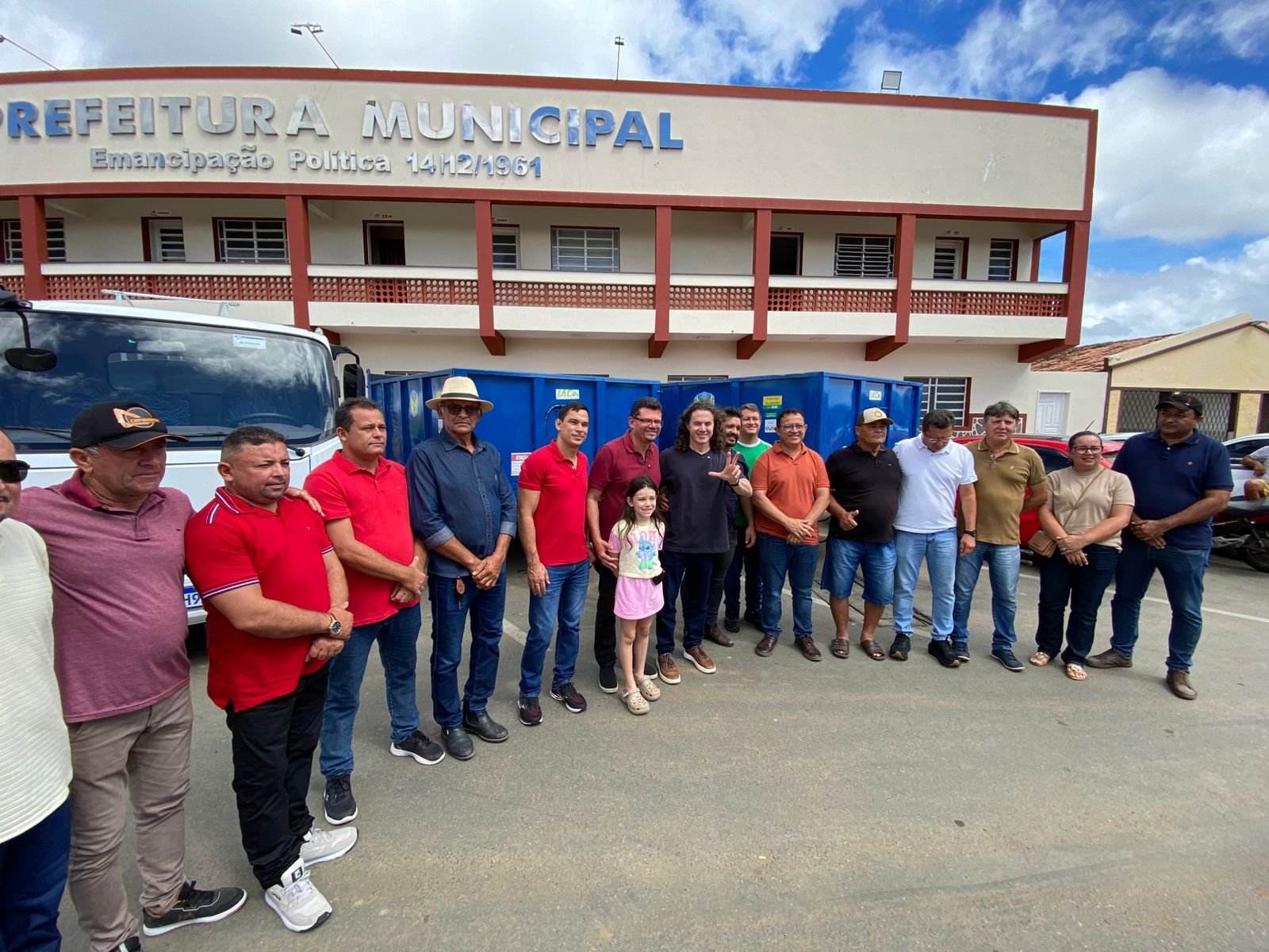 Veneziano visita feira de Barra de São Miguel, que recebe carro-pipa, equipamentos agrícolas e ambulância do SAMU
