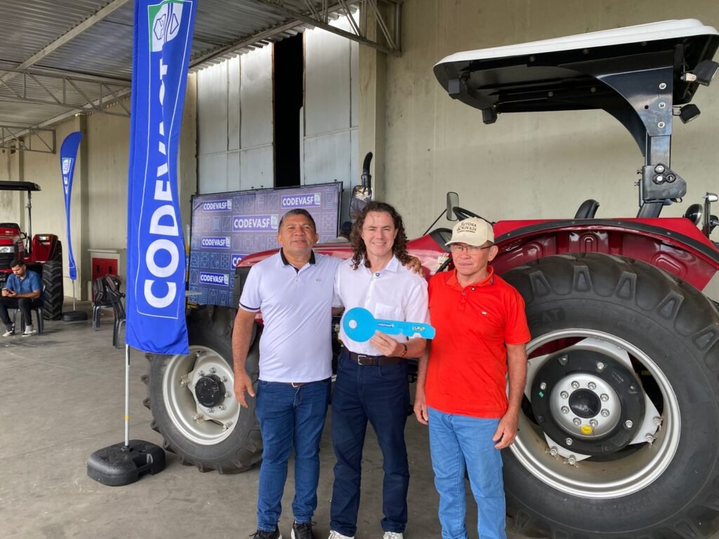Veneziano inicia a semana entregando tratores a associações de produtores rurais de mais três cidades paraibanas 1 veneziano inicia a semana entregando tratores a associacoes de produtores rurais de mais tres cidades paraibanas