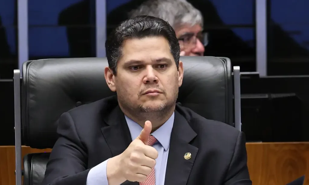 alcolumbre sugere melhorar 6x1 e quer passar pec por comissoes