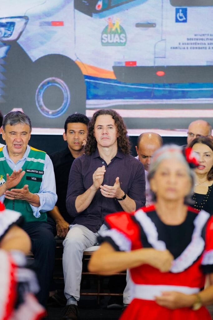 ao lado do ministro wellington dias veneziano participa de entrega de vans com acessibilidade a municipios paraibanos 1