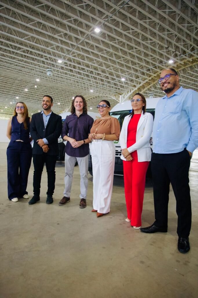 ao lado do ministro wellington dias veneziano participa de entrega de vans com acessibilidade a municipios paraibanos 2