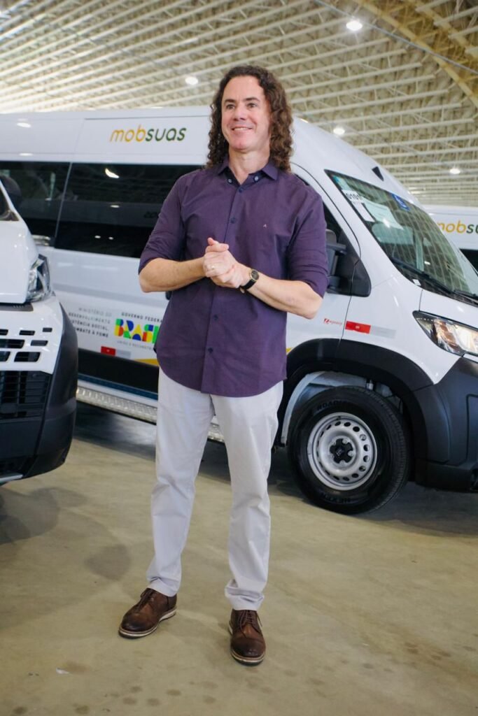 ao lado do ministro wellington dias veneziano participa de entrega de vans com acessibilidade a municipios paraibanos 3
