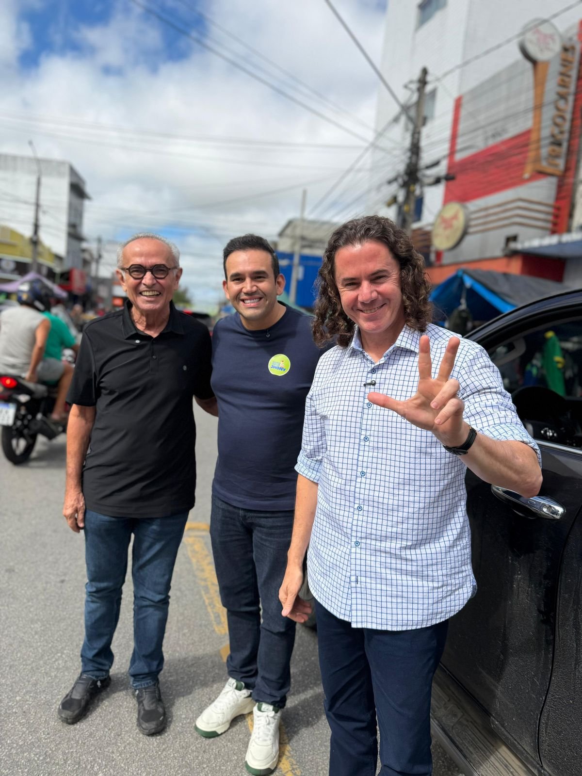 Cícero, Veneziano e Dr. Jhony visitam comércio e moradores de bairros da zona leste de Campina Grande neste domingo