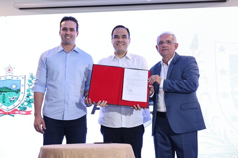 Lucas Ribeiro e ministro Gustavo Feliciano assinam convênio para qualificar profissionais do turismo e assegurar crescimento do setor na Paraíba
