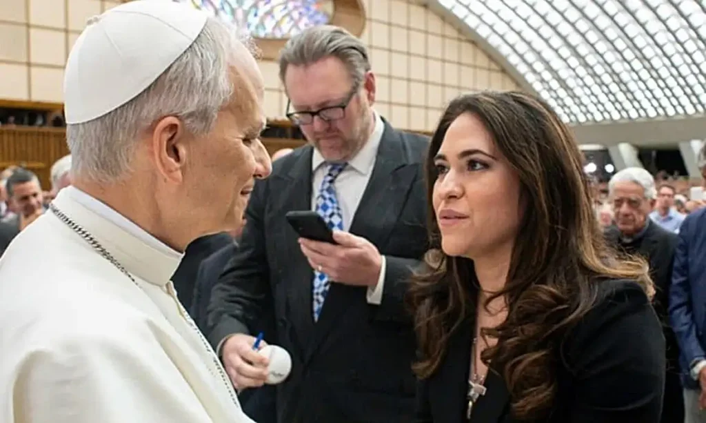 papa nomeia primeira mulher para liderar comunicacoes do vaticano