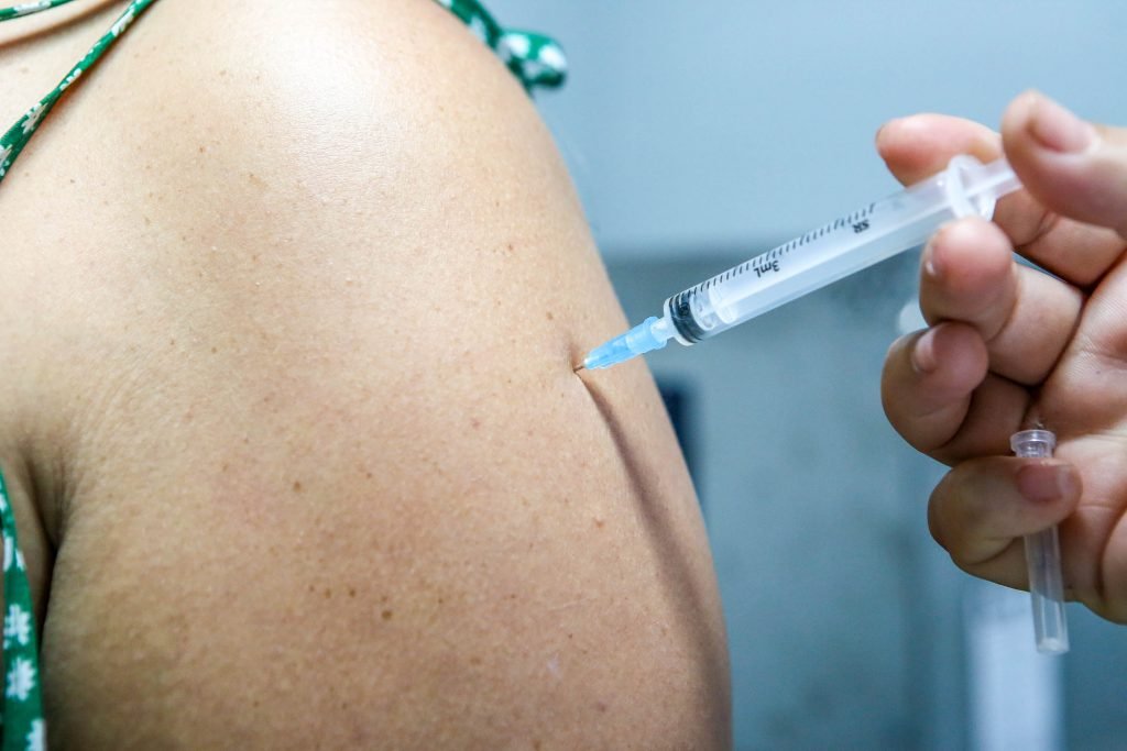 prefeitura comemora avancos das vacinas e reforca a importancia da protecao no dia da imunizacao