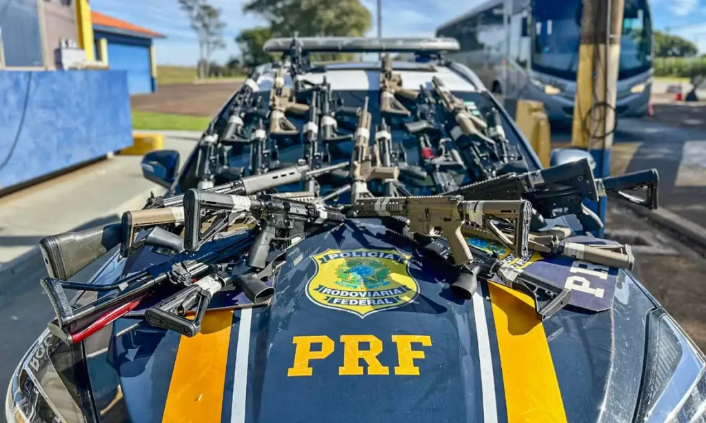 PRF apreende 26 fuzis durante abordagem a caminhão no Paraná 13 prf apreende 26 fuzis durante abordagem a caminhao no parana