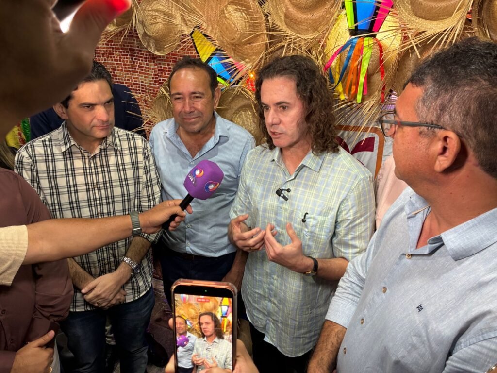 veneziano e recebido pelo prefeito wenceslau e liderancas e participa da festa de sao joao e sao pedro em teixeira