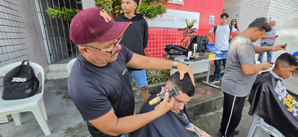 Curso gratuito de barbeiro da Prefeitura capacita jovens e abre portas para o mercado de trabalho