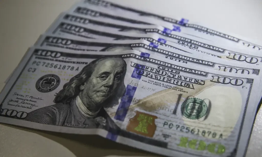 dolar cai ao menor nivel em tres semanas bolsa sobe 122