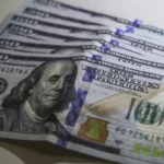 Dólar cai ao menor nível em três semanas; bolsa sobe 1,22%