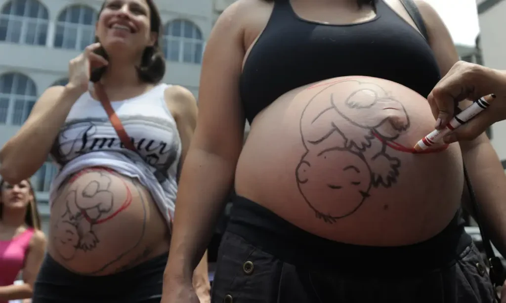fatores sociais e estruturais empurram mulheres para cesarianas