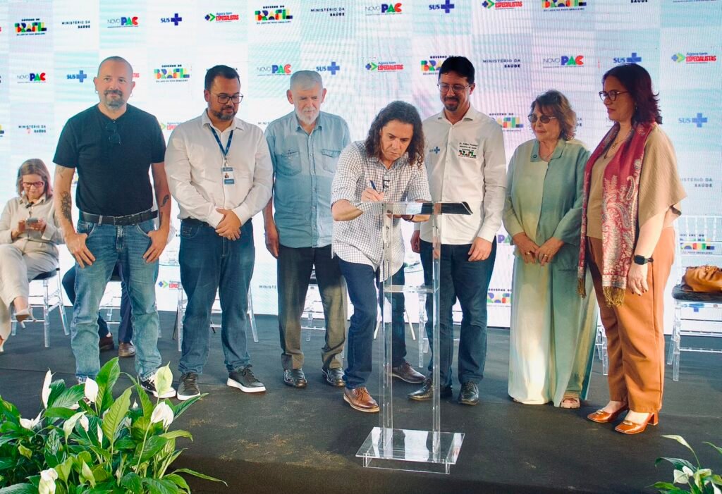 Ministério da Saúde entrega microônibus, vans e ambulâncias a cidades da Paraíba e prefeitos agradecem interlocução de Veneziano 15 ministerio da saude entrega microonibus vans e ambulancias a cidades da paraiba e prefeitos agradecem interlocucao de veneziano 4