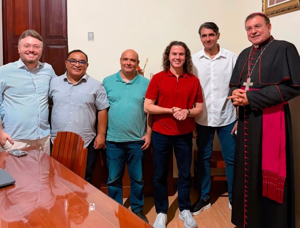 Veneziano é recebido pelo Bispo de Cajazeiras e elogia trabalho educacional desenvolvido pela Diocese 3 veneziano e recebido pelo bispo de cajazeiras e elogia trabalho educacional desenvolvido pela diocese