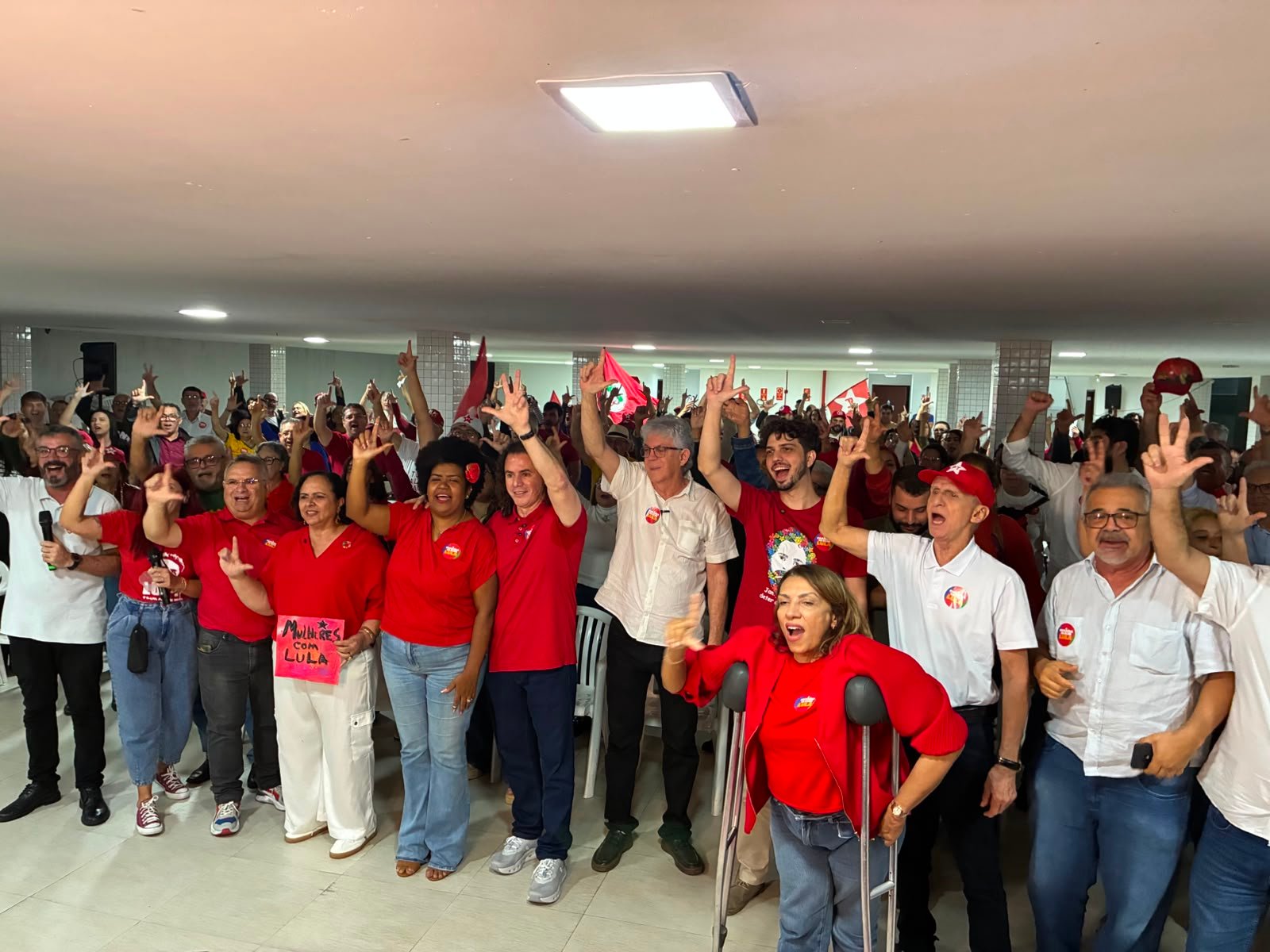 Veneziano participa de Ato pro Lula em Campina Grande e recebe reafirmação do apoio dos partidos progressistas